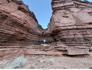 401 a2q. Utah - Hidden Splendor hike - Heather on rock
