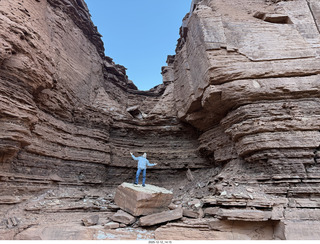 403 a2q. Utah - Hidden Splendor hike - heather on rock