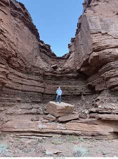 407 a2q. Utah - Hidden Splendor hike - Tyler on rock