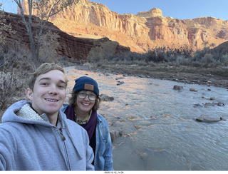 444 a2q. Utah - Hidden Splendor hike - Tyler and Heather