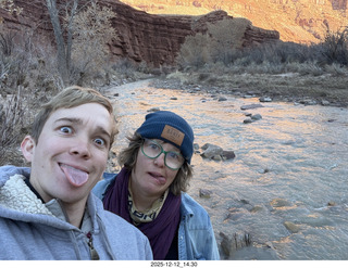 450 a2q. Utah - Hidden Splendor hike - Tyler and Heather