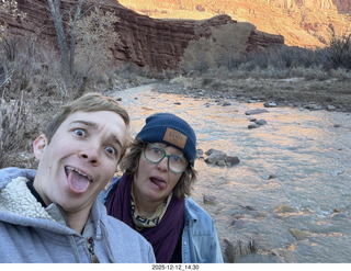 451 a2q. Utah - Hidden Splendor hike - Tyler and Heather