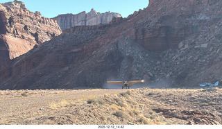 460 a2q. Utah - Hidden Splendor hike - yellow Husky