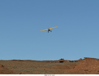 461 a2q. Utah - Hidden Splendor hike - yellow Husky