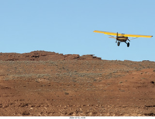 467 a2q. Utah - Hidden Splendor hike - yellow Husky