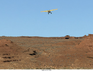 469 a2q. Utah - Hidden Splendor hike - yellow Husky