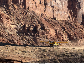 472 a2q. Utah - Hidden Splendor hike - yellow Husky