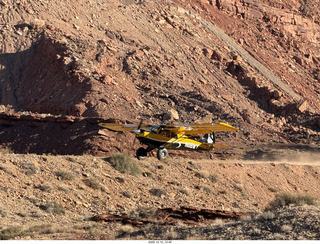 474 a2q. Utah - Hidden Splendor hike - yellow Husky
