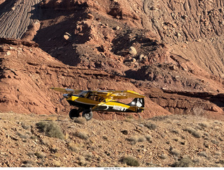 475 a2q. Utah - Hidden Splendor hike - yellow Husky