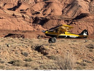 476 a2q. Utah - Hidden Splendor hike - yellow Husky