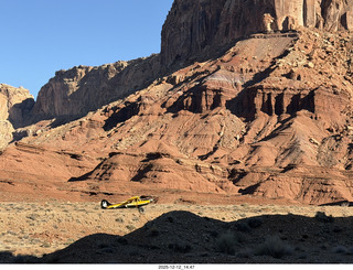 487 a2q. Utah - Hidden Splendor hike - yellow Husky