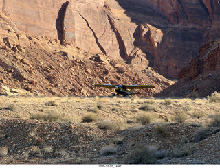 489 a2q. Utah - Hidden Splendor hike - yellow Husky